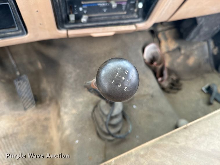 image for item OM9978 1984 Ford F700 winch truck