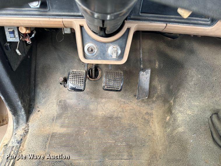 image for item OM9978 1984 Ford F700 winch truck