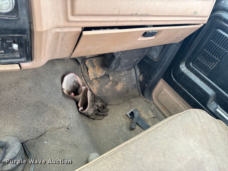 image for item OM9978 1984 Ford F700 winch truck