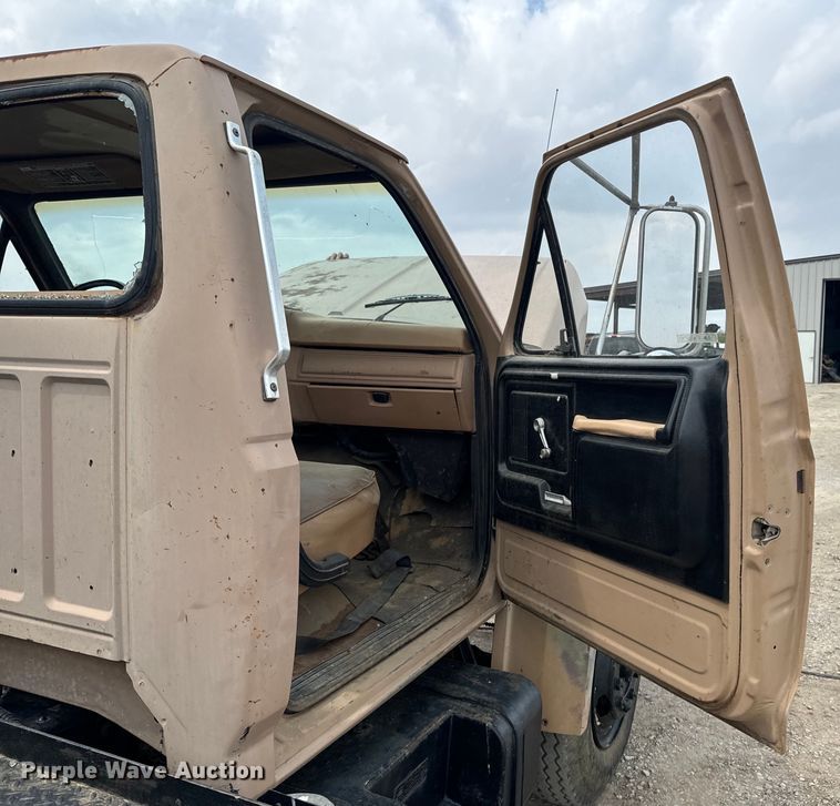 image for item OM9978 1984 Ford F700 winch truck