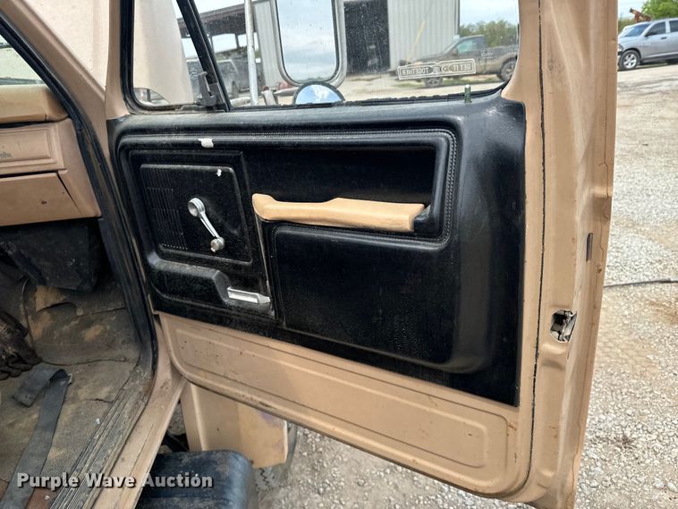 image for item OM9978 1984 Ford F700 winch truck