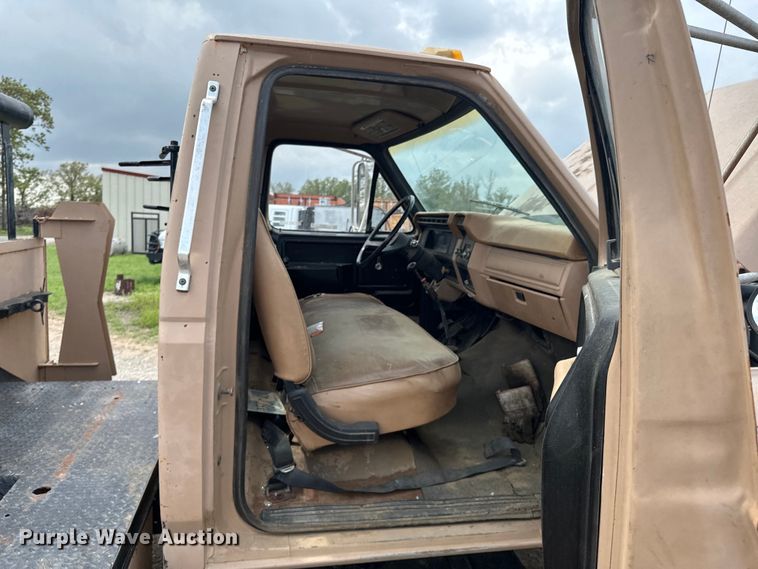 image for item OM9978 1984 Ford F700 winch truck