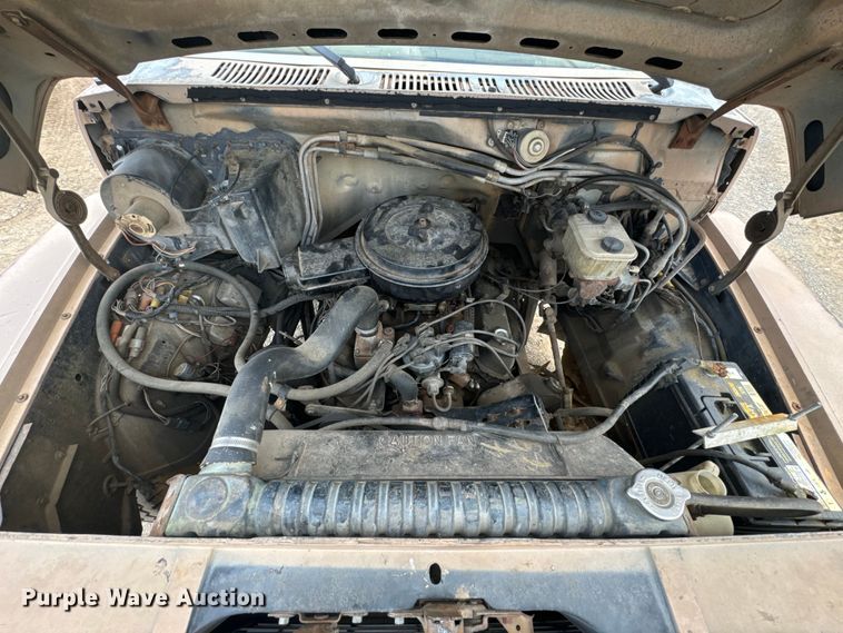 image for item OM9978 1984 Ford F700 winch truck