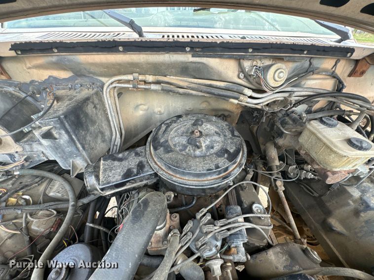 image for item OM9978 1984 Ford F700 winch truck