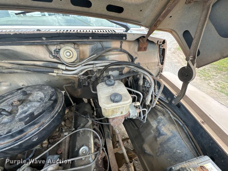 image for item OM9978 1984 Ford F700 winch truck