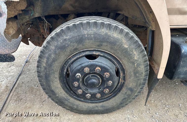 image for item OM9978 1984 Ford F700 winch truck