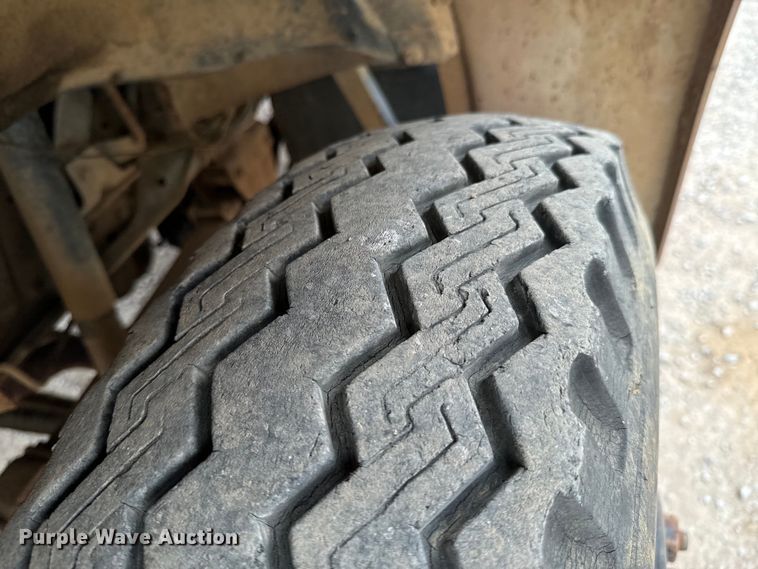 image for item OM9978 1984 Ford F700 winch truck