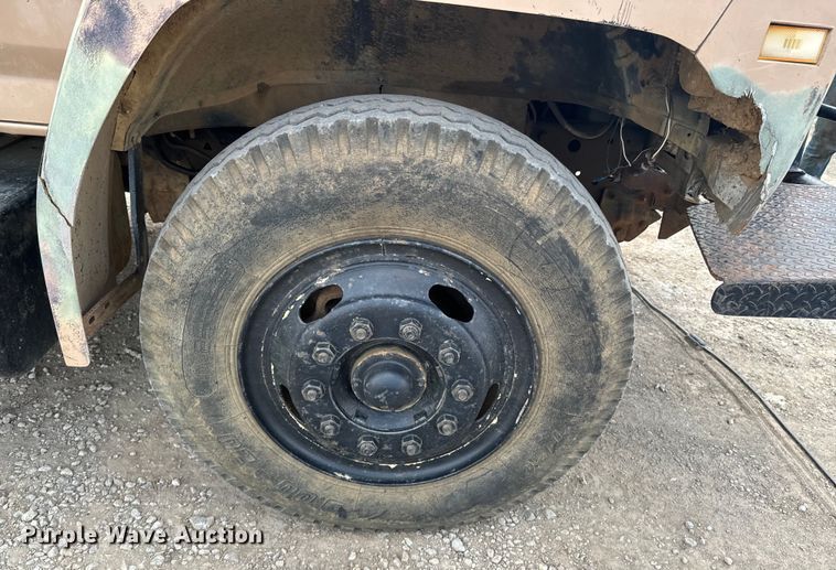 image for item OM9978 1984 Ford F700 winch truck