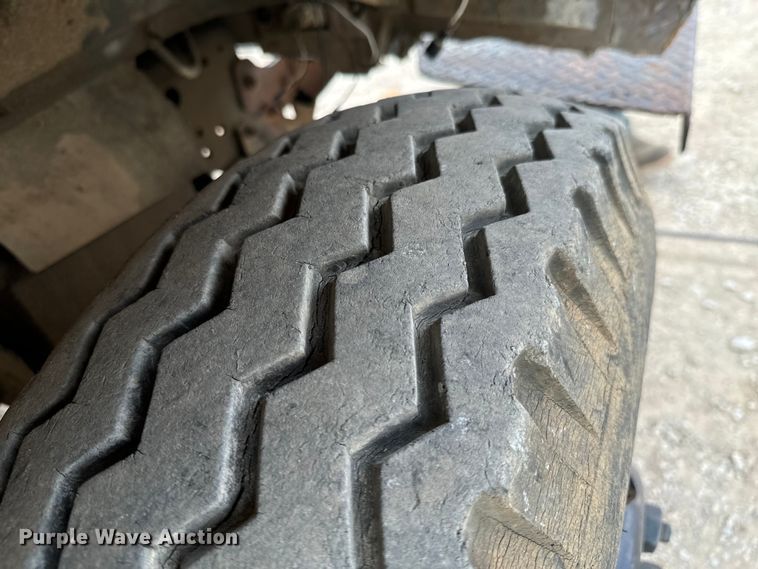 image for item OM9978 1984 Ford F700 winch truck