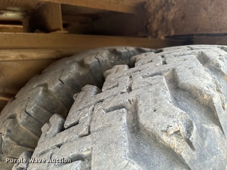 image for item OM9978 1984 Ford F700 winch truck