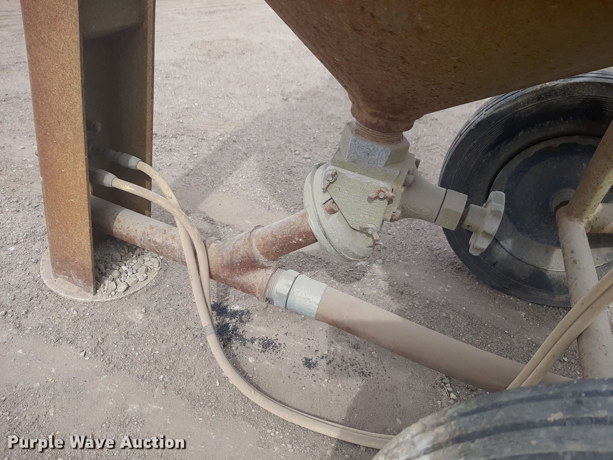 2007 Clemco 2024 sandblasting pot in Wichita, KS Item DV9984 for sale