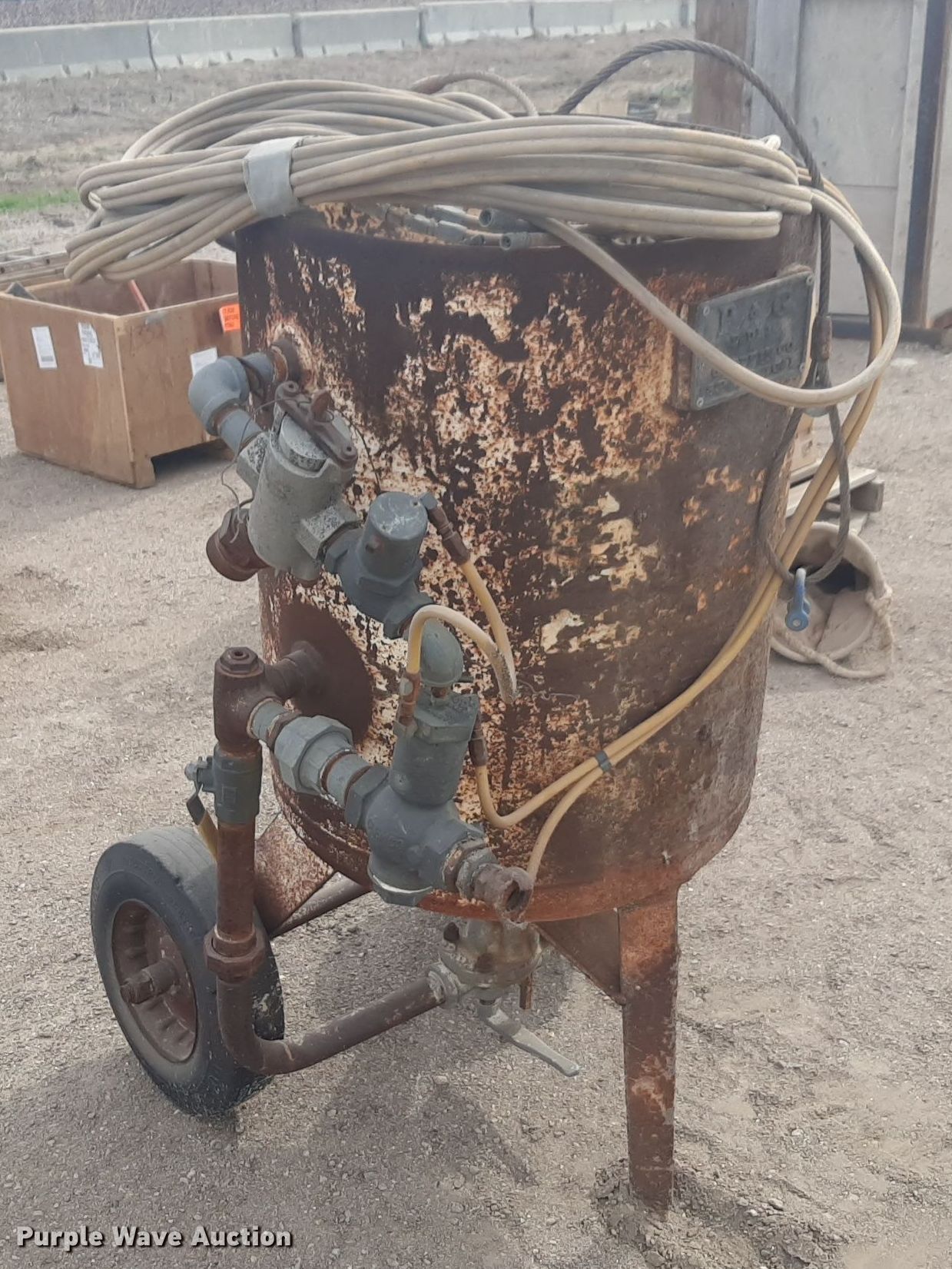 P&G 24WB sandblasting pot in Wichita, KS Item DV9985 for sale