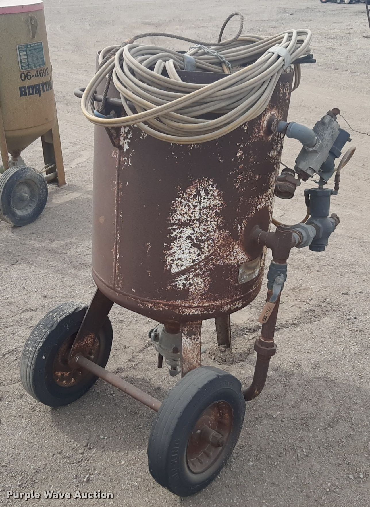 P&G 24WB sandblasting pot in Wichita, KS Item DV9985 for sale