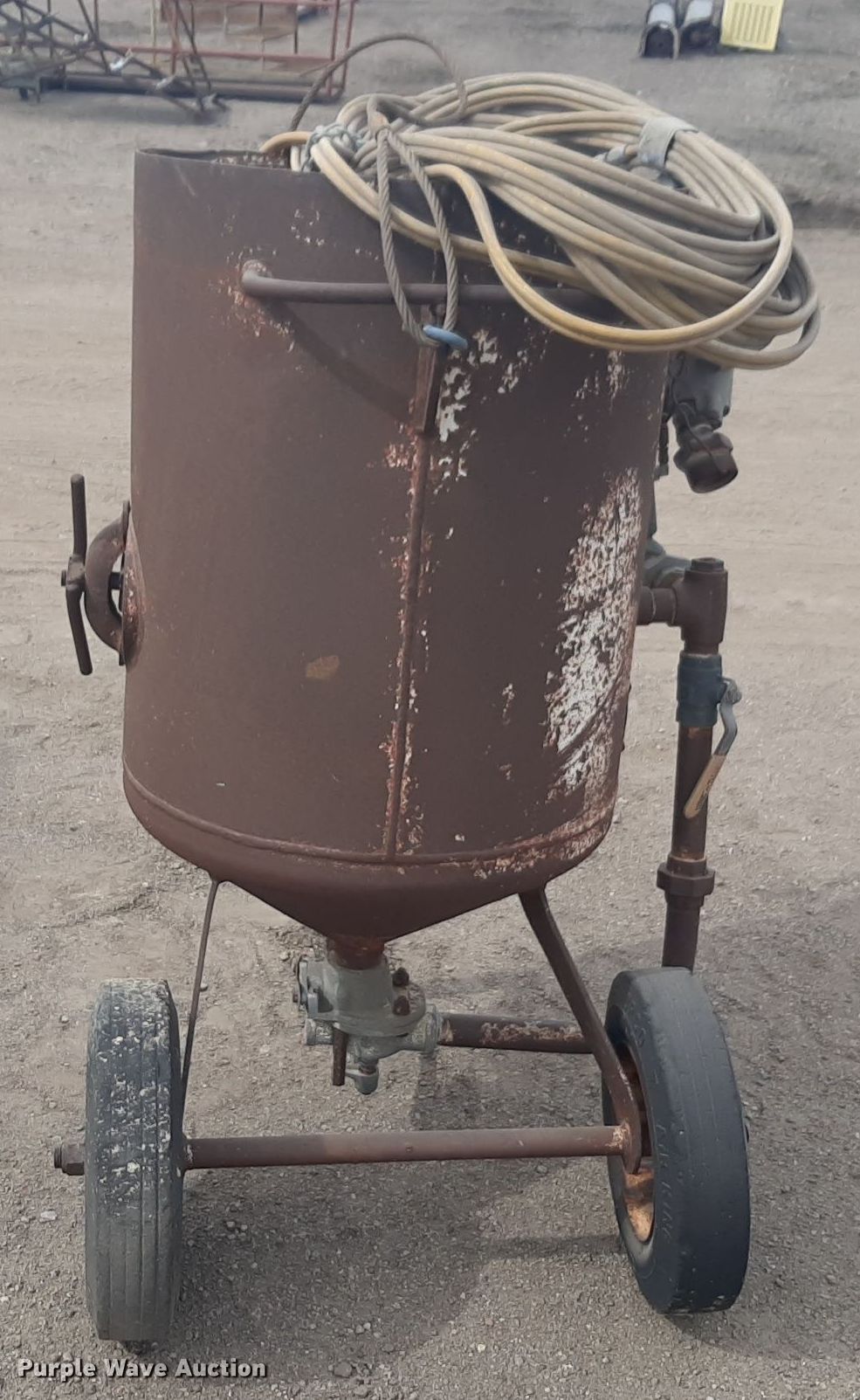 P&G 24WB sandblasting pot in Wichita, KS Item DV9985 for sale