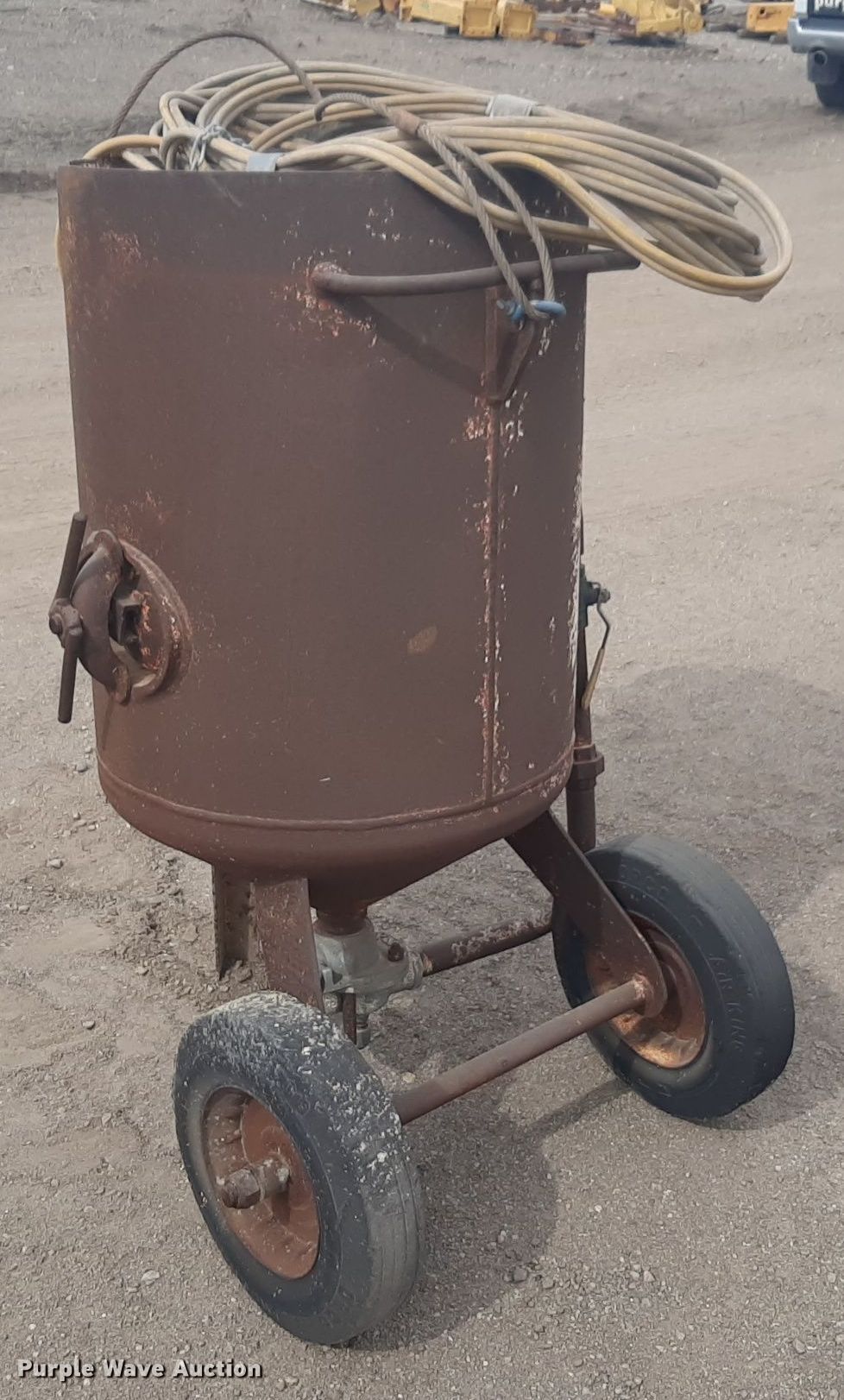 P&G 24WB sandblasting pot in Wichita, KS Item DV9985 for sale