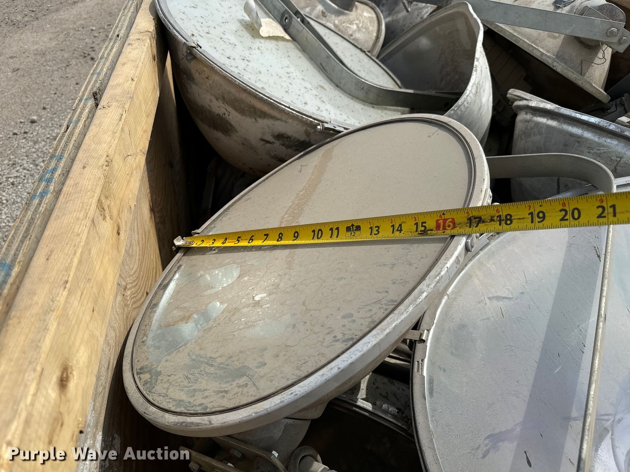 Light fixtures in Wichita, KS Item NH9140 for sale Purple Wave