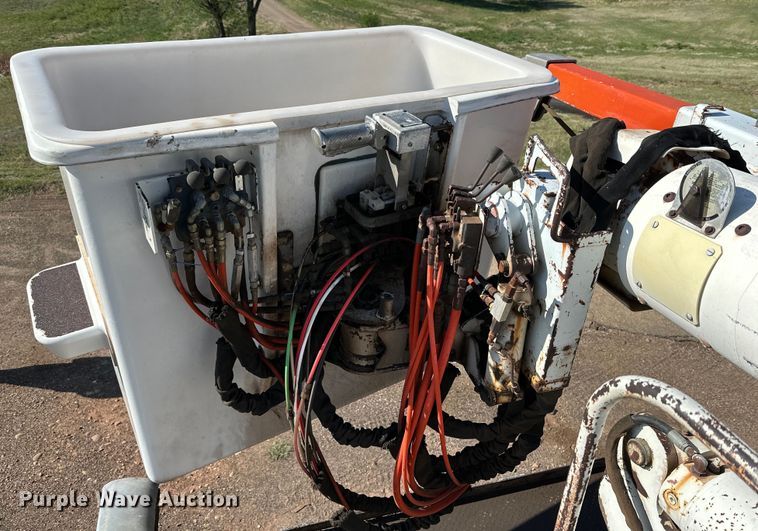 image for item DG4379 1999 International 4700 bucket truck