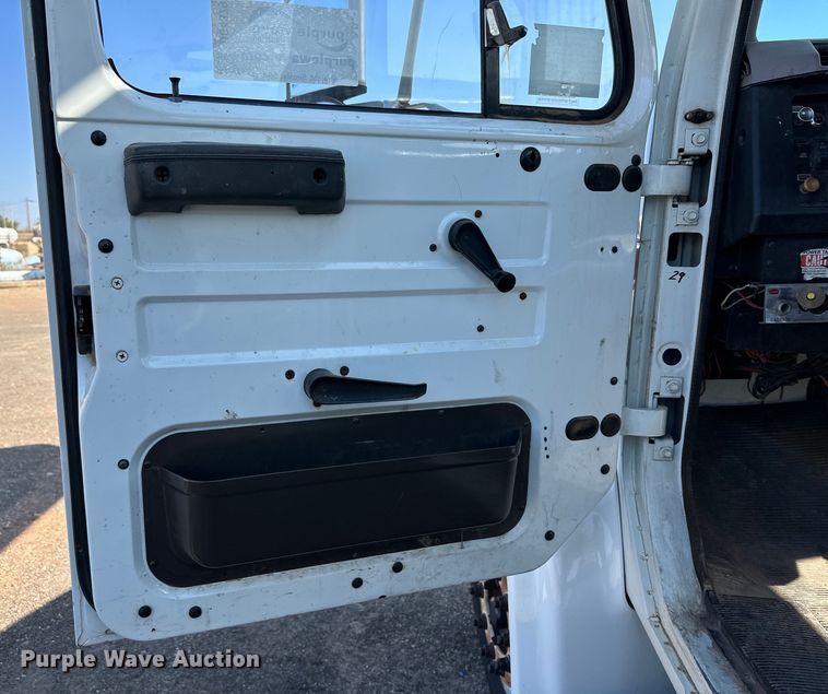 image for item DG4379 1999 International 4700 bucket truck