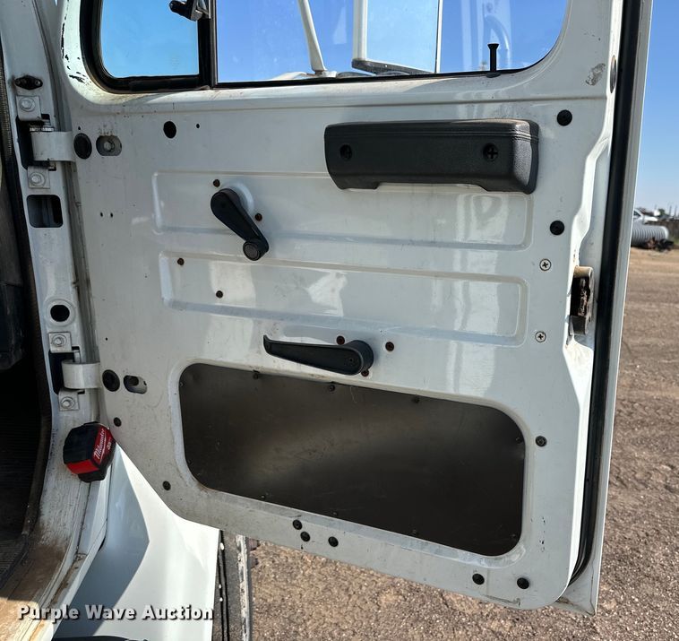 image for item DG4379 1999 International 4700 bucket truck