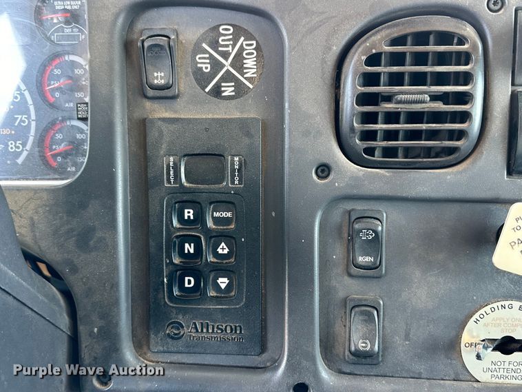 image for item DG4381 2015 Freightliner  Business Class M2 refuse truck