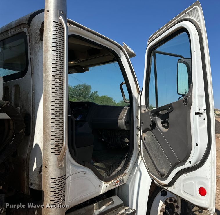image for item DG4381 2015 Freightliner  Business Class M2 refuse truck