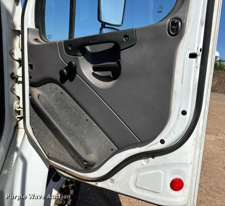 image for item DG4381 2015 Freightliner  Business Class M2 refuse truck