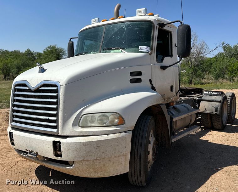 image for item DG4384 2007 Mack CXP semi truck