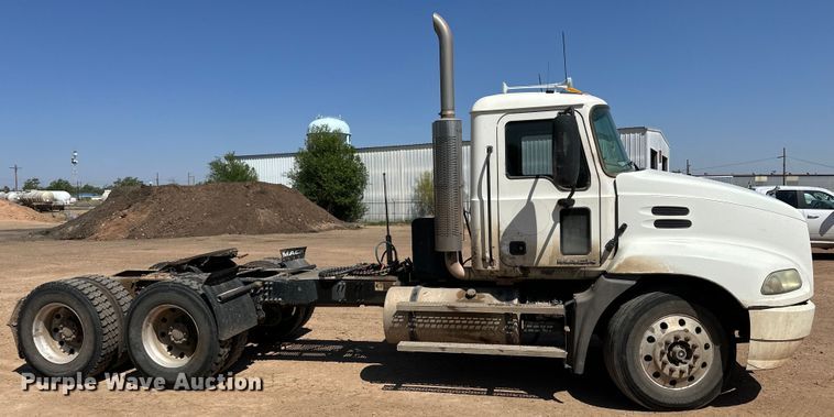 image for item DG4384 2007 Mack CXP semi truck