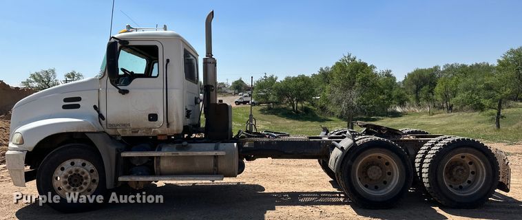 image for item DG4384 2007 Mack CXP semi truck