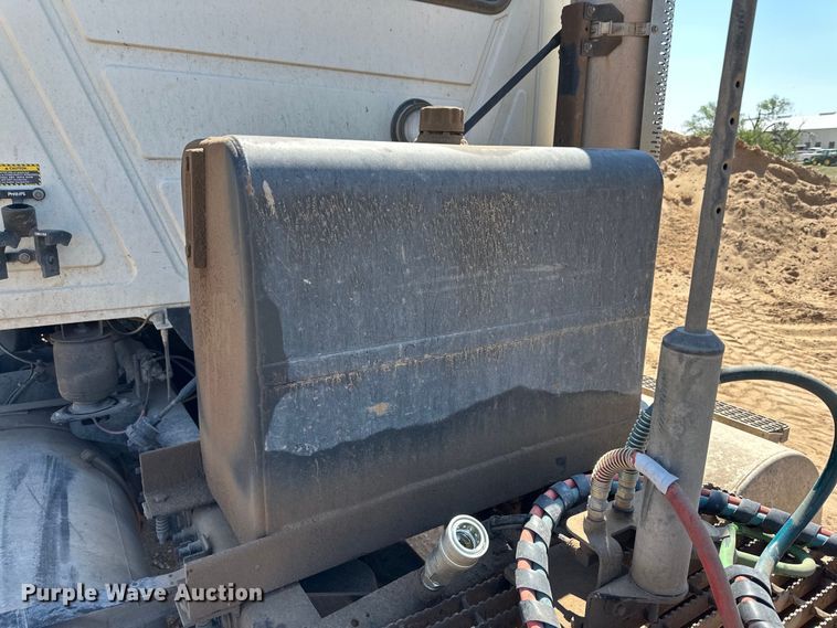 image for item DG4384 2007 Mack CXP semi truck