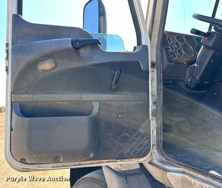 image for item DG4384 2007 Mack CXP semi truck