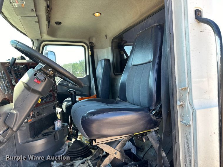 image for item DG4384 2007 Mack CXP semi truck