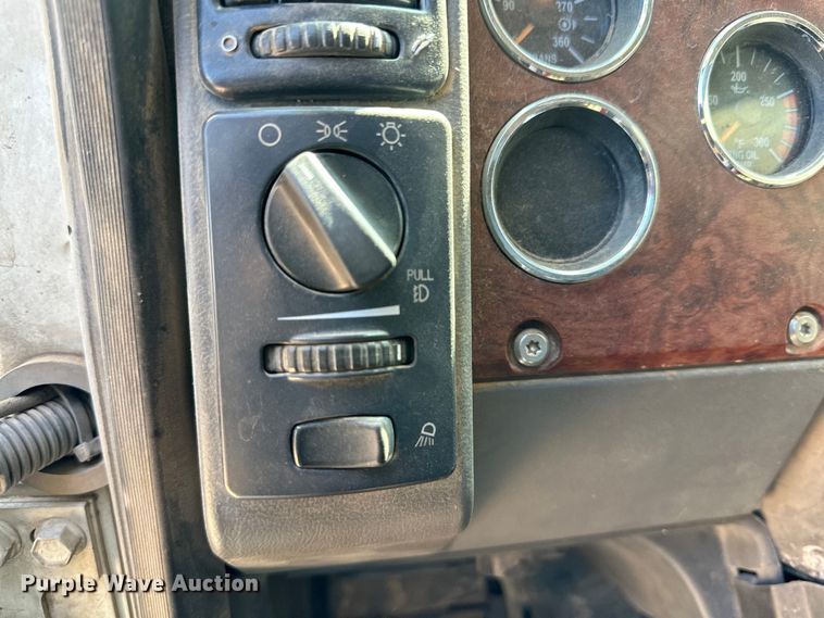 image for item DG4384 2007 Mack CXP semi truck