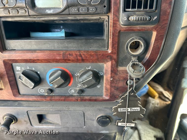 image for item DG4384 2007 Mack CXP semi truck