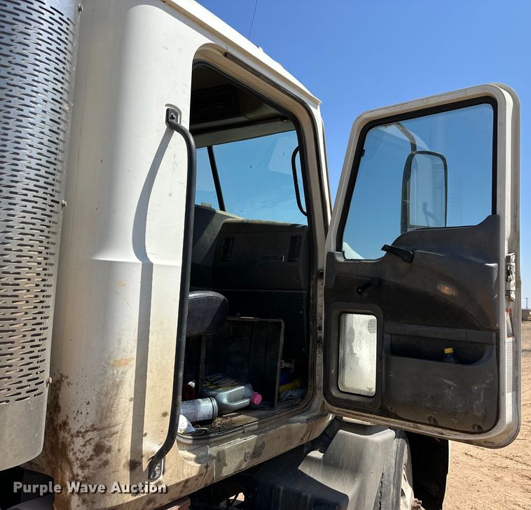 image for item DG4384 2007 Mack CXP semi truck