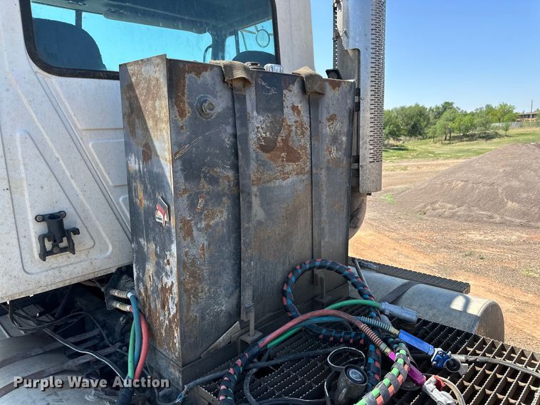 image for item DG4387 1995 Mack semi truck