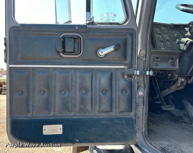 image for item DG4387 1995 Mack semi truck