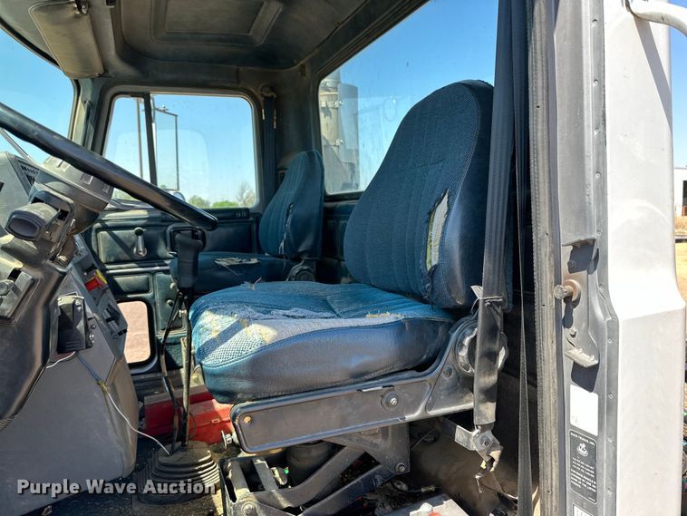 image for item DG4387 1995 Mack semi truck