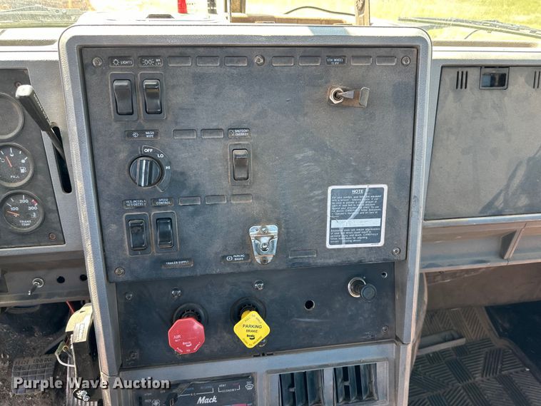 image for item DG4387 1995 Mack semi truck