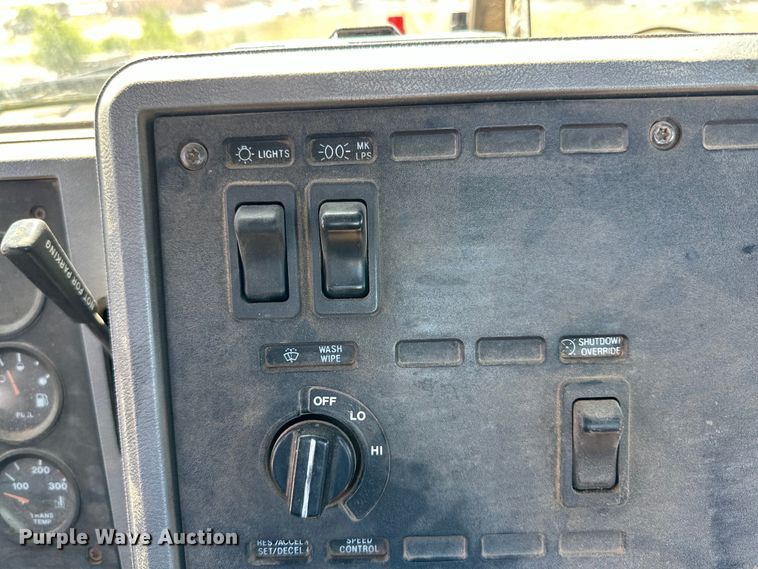 image for item DG4387 1995 Mack semi truck