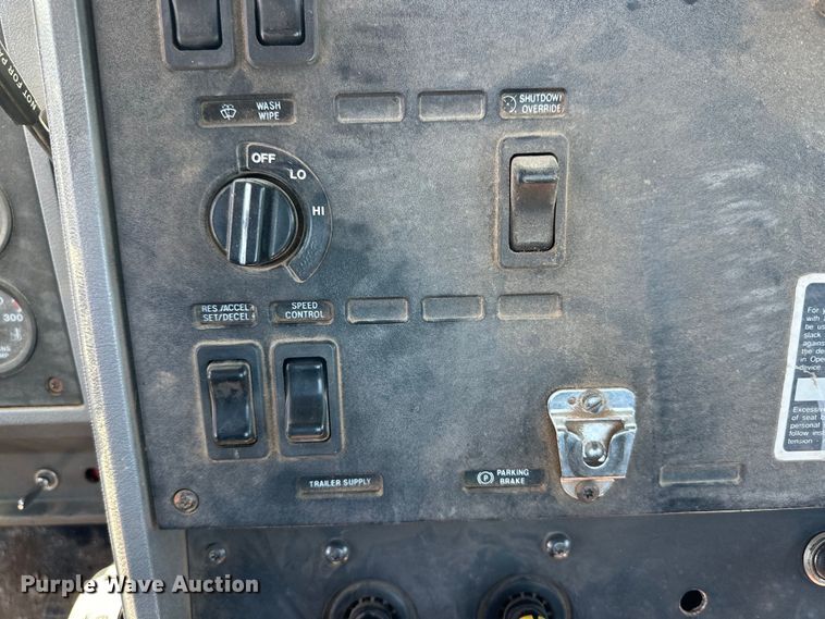 image for item DG4387 1995 Mack semi truck