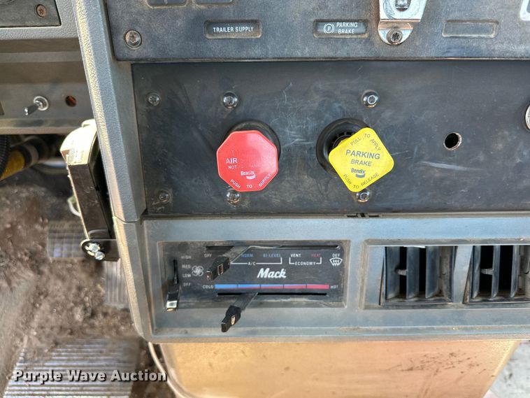 image for item DG4387 1995 Mack semi truck