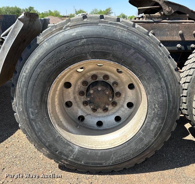 image for item DG4387 1995 Mack semi truck