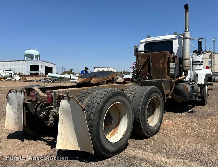 image for item DG4389 1993 Mack RD690S semi truck