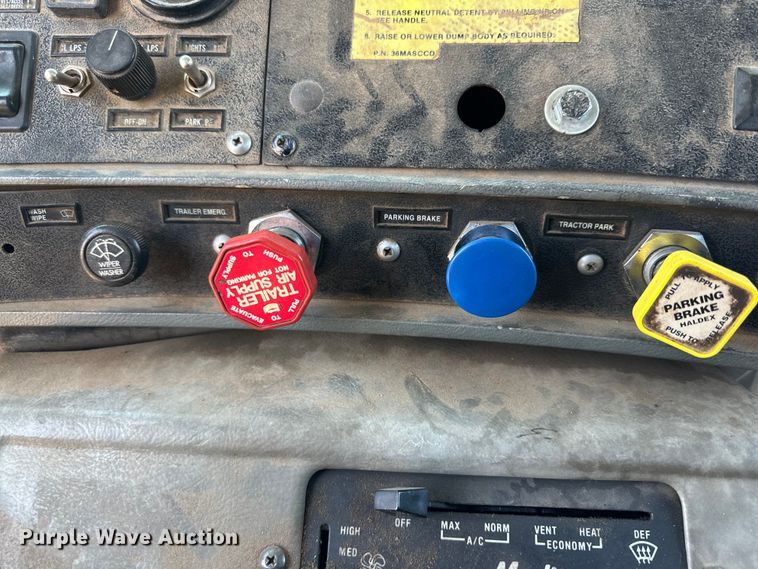 image for item DG4389 1993 Mack RD690S semi truck