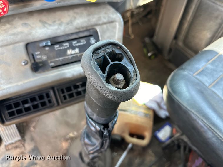 image for item DG4389 1993 Mack RD690S semi truck