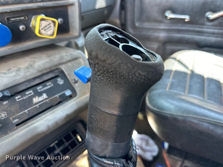 image for item DG4389 1993 Mack RD690S semi truck