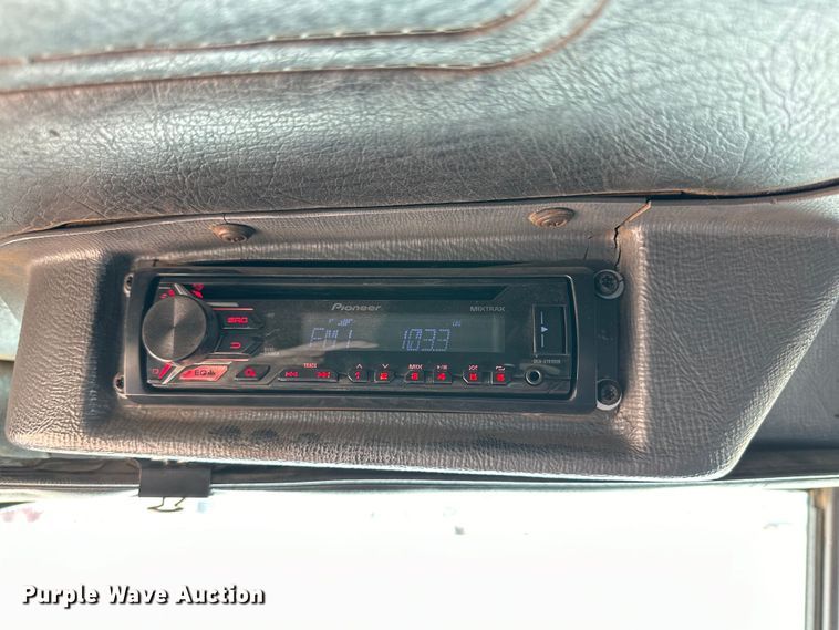 image for item DG4389 1993 Mack RD690S semi truck