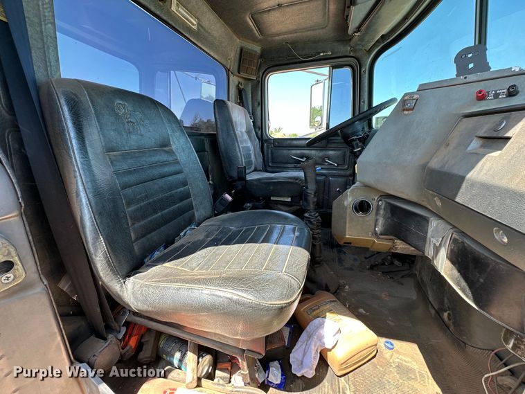 image for item DG4389 1993 Mack RD690S semi truck