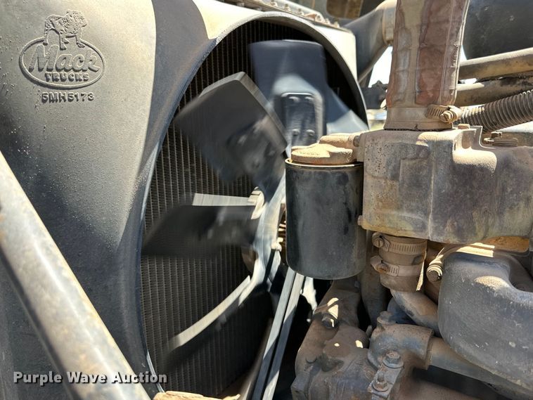 image for item DG4389 1993 Mack RD690S semi truck